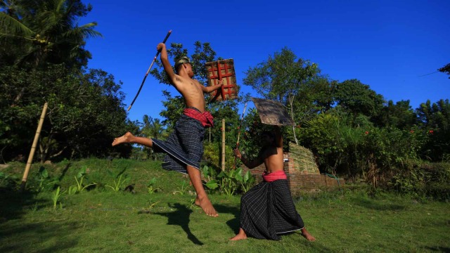 Sumber gambar : https://kumparan.com/kumparantravel/peresean-tradisi-unik-pertarungan-gladiator-ala-suku-sasak-lombok-1waMGhPHJ3p/2