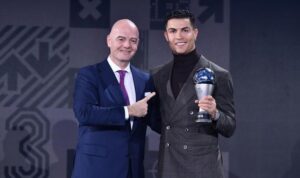 Cristiano Ronaldo meraih penghargaan spesial FIFA (Foto AP).