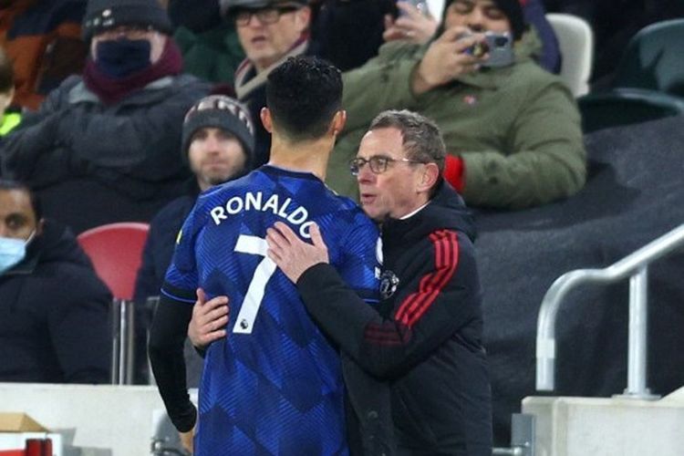 Cristiano Ronaldo dan Ralf Rangnick (Foto AFP/Clive Rose).