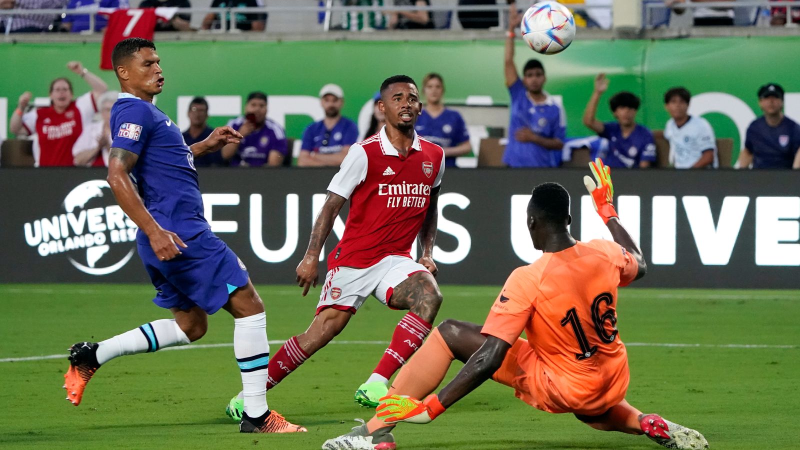 Thiago Silva tidak mampu mencegah Gabriel Jesus mencetakgol perdana Arsenal ke gawang Chelsea (Foto Skysports).