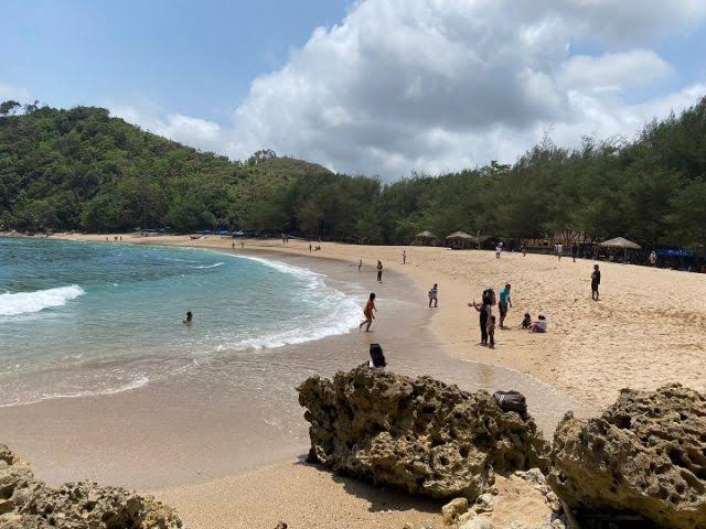 Pantai Pangi yang menawan