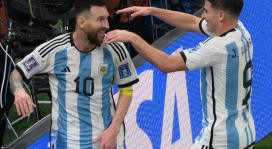 Lionel-Messi-dan-Alvarez-AFP-Paul-Ellis
