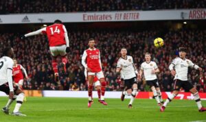 Eddie-Nketiah-menyundul-bola-untuk-gol-Arsenal-Foto-Reuters-David-Klein